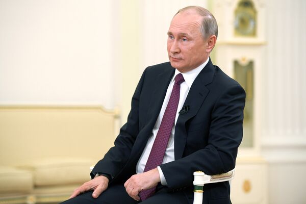 Президент РФ Владимир Путин во время интервью в Кремле телекомпании Ниппон и газете Иомиури. 7 декабря 2016 Президент РФ Владимир Путин во время интервью в Кремле телекомпании Ниппон и газете Иомиури. 7 декабря 2016