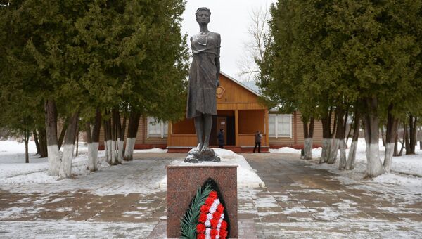 Памятник перед музеем Зои Космодемьянской в подмосковном селе Петрищево Памятник перед музеем Зои Космодемьянской в подмосковном селе Петрищево