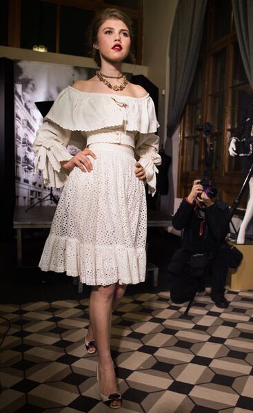 Модель демонстрирует одежду на открытии выставки I love Chanel. Частные коллекции Модель демонстрирует одежду на открытии выставки I love Chanel. Частные коллекции