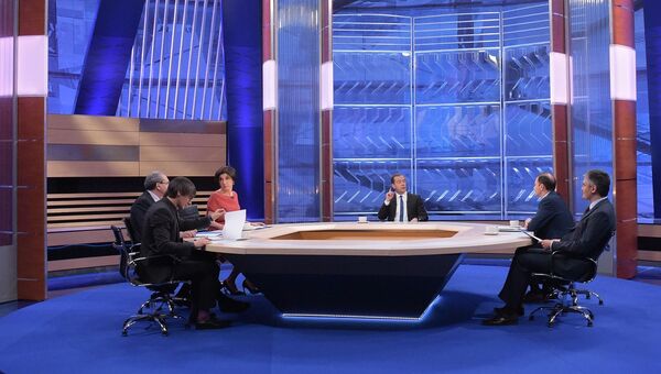Председатель правительства РФ Дмитрий Медведев во время интервью российским телеканалам в студии телецентра Останкино. 15 декабря 2015 Председатель правительства РФ Дмитрий Медведев во время интервью российским телеканалам в студии телецентра Останкино. 15 декабря 2015