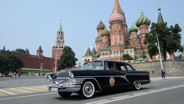 Автомобиль Чайка ГАЗ 13 на Васильевском спуске в Москве Автомобиль Чайка ГАЗ 13 на Васильевском спуске в Москве