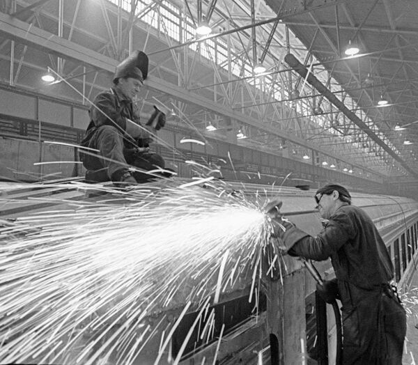 Рабочие Рижского вагоностроительного завода сваривают детали вагонов в сборочном цехе. Архивное фото Рабочие Рижского вагоностроительного завода сваривают детали вагонов в сборочном цехе. Архивное фото