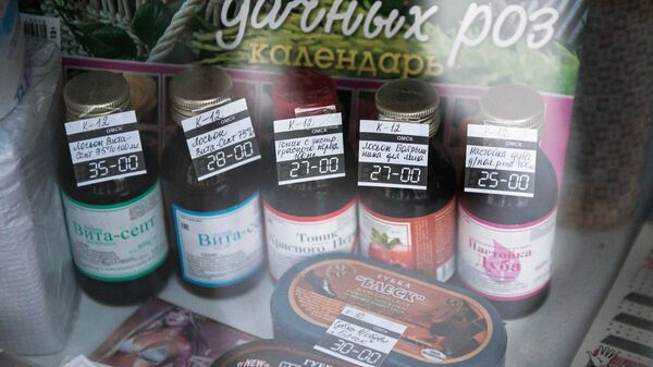 Спиртосодержащие средства на прилавке одного из магазинов. Архивное фото Спиртосодержащие средства на прилавке одного из магазинов. Архивное фото
