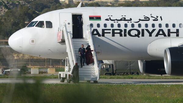 Пассажиры покидают самолет ливийской авиакомпании Afriqiyah Airways в аэропорту Мальты. 23 декабря 2016 Пассажиры покидают самолет ливийской авиакомпании Afriqiyah Airways в аэропорту Мальты. 23 декабря 2016