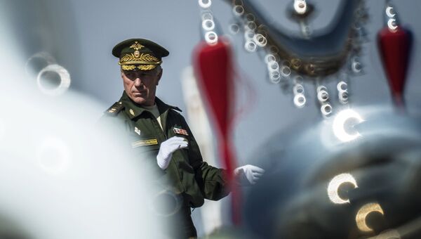 Главный военный дирижер РФ Валерий Халилов во время репетиции выступления на военном параде 9 мая 2015 года Главный военный дирижер РФ Валерий Халилов во время репетиции выступления на военном параде 9 мая 2015 года