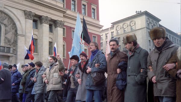 Участники митинга на Тверской улице. 1991 год Участники митинга на Тверской улице. 1991 год