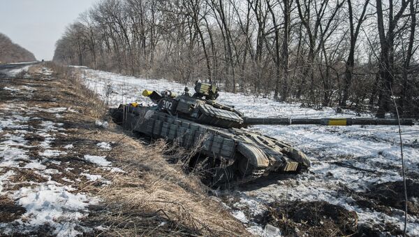 Подбитый ополченцами танк украинских военных по дороге в Дебальцево. Архивное фото Подбитый ополченцами танк украинских военных по дороге в Дебальцево. Архивное фото