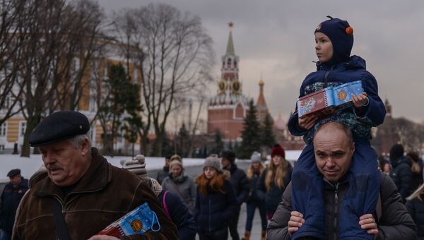 Родители с детьми окончания новогоднего представления в Государственном Кремлевском дворце в Москве Родители с детьми окончания новогоднего представления в Государственном Кремлевском дворце в Москве