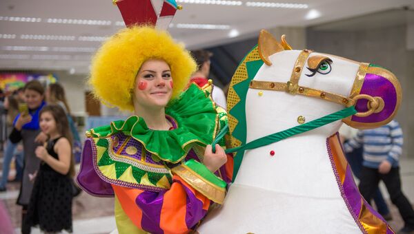 Артисты во время новогоднего представления в Государственном Кремлевском дворце в Москве Артисты во время новогоднего представления в Государственном Кремлевском дворце в Москве