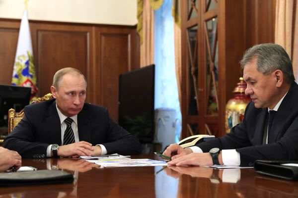 Президент РФ Владимир Путин и министр обороны РФ Сергей Шойгу во время встречи в Кремле. 29 декабря 2016 Президент РФ Владимир Путин и министр обороны РФ Сергей Шойгу во время встречи в Кремле. 29 декабря 2016