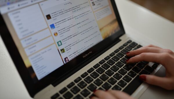 Страница сайта Twitter в окне браузера компьютера Страница сайта Twitter в окне браузера компьютера