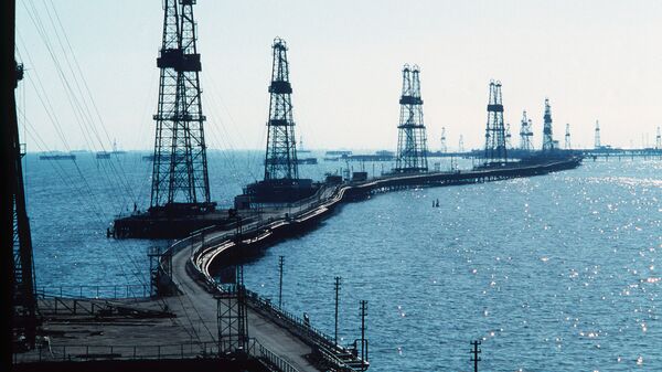 Нефтяные вышки на Каспии. Архивное фото Нефтяные вышки на Каспии. Архивное фото