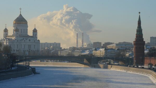 Москва-река и Кремлевская набережная в Москве в морозный день. Архивное фото Москва-река и Кремлевская набережная в Москве в морозный день. Архивное фото