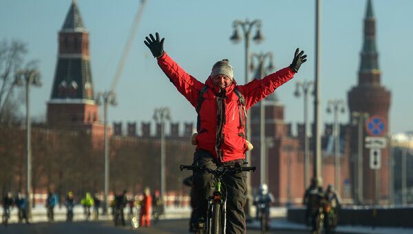 Участник Второго зимнего Московского Велопарада на Кремелвской набережой Участник Второго зимнего Московского Велопарада на Кремелвской набережой