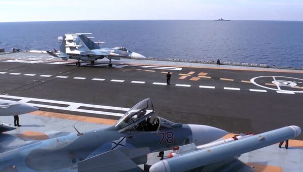 Корабельный истребитель Су-33 ВКС РФ перед взлетом с палубы тяжёлого авианесущего крейсера Адмирал Кузнецов Корабельный истребитель Су-33 ВКС РФ перед взлетом с палубы тяжёлого авианесущего крейсера Адмирал Кузнецов