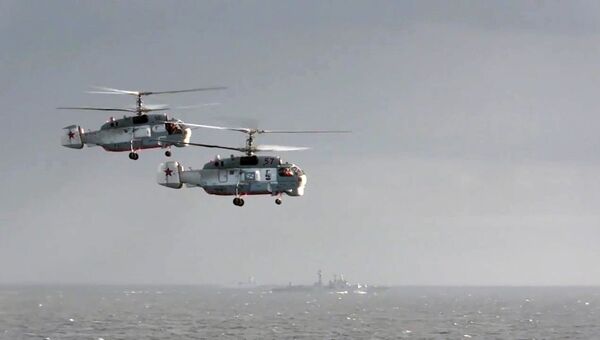 Вертолеты Ка-27ПС рядом с тяжёлым авианесущим крейсером (ТАВКР) Адмирал Кузнецов Вертолеты Ка-27ПС рядом с тяжёлым авианесущим крейсером (ТАВКР) Адмирал Кузнецов