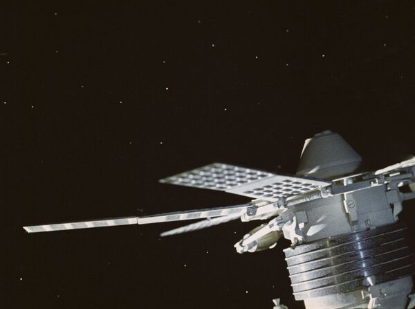 Советский спутник связи Молния-1. Кадр из кинофильма Космический мост Советский спутник связи Молния-1. Кадр из кинофильма Космический мост