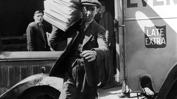 Разносчик газет в Лондоне, Великобритания. Май 1940 Разносчик газет в Лондоне, Великобритания. Май 1940