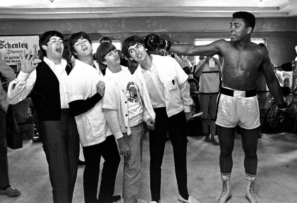 Участники группы The Beatles и Мухаммед Али Участники группы The Beatles и Мухаммед Али