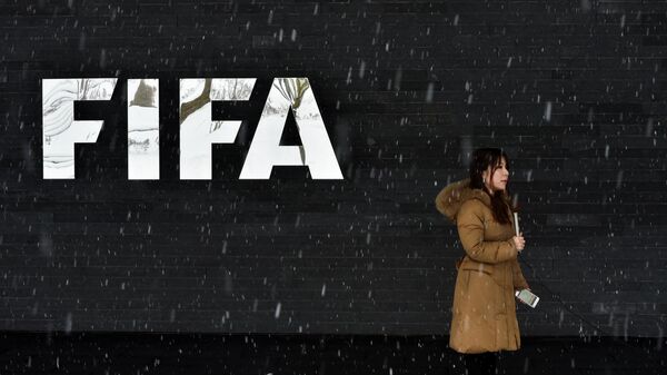 Журналистка у здания штаб-квартиры Международной федерации футбола (ФИФА) в Цюрихе, Швейцария. 10 января 2017 Журналистка у здания штаб-квартиры Международной федерации футбола (ФИФА) в Цюрихе, Швейцария. 10 января 2017