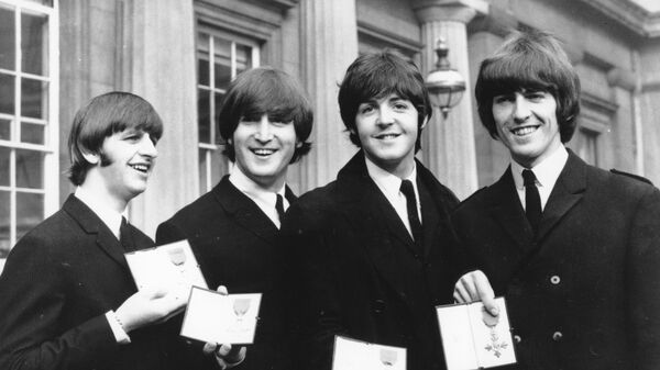 Участники группы The Beatles после церемонии вручения Ордена Британской Империи в Букингемском дворце Участники группы The Beatles после церемонии вручения Ордена Британской Империи в Букингемском дворце