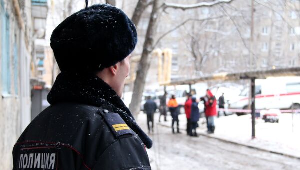 Сотрудник полиции у жилого дома в Ленинском районе Саратова, где 11 января произошел взрыв бытового газа с последующим возгоранием. 12 января 2017 Сотрудник полиции у жилого дома в Ленинском районе Саратова, где 11 января произошел взрыв бытового газа с последующим возгоранием. 12 января 2017