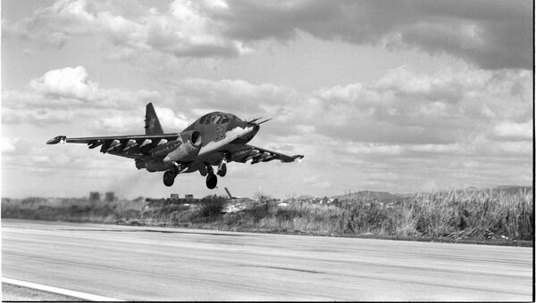 Авиабаза Хмеймим. Штурмовик СУ-25 уходит на выполнение боевой задачи. Сирия, 16.02.2016 Авиабаза Хмеймим. Штурмовик СУ-25 уходит на выполнение боевой задачи. Сирия, 16.02.2016