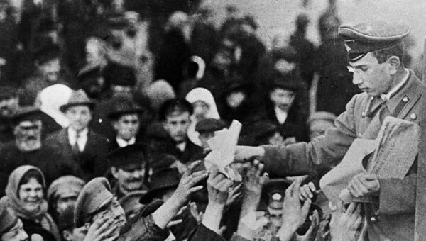 Раздача газет с призывом к революции. Февраль 1917 года Раздача газет с призывом к революции. Февраль 1917 года