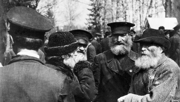 Жители деревни обсуждают известие о февральской революции. 1917 год Жители деревни обсуждают известие о февральской революции. 1917 год