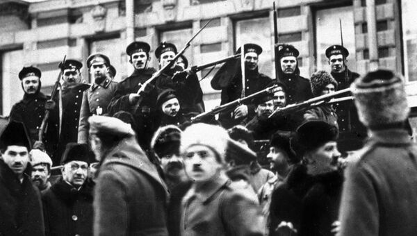 Матросы с крейсера Аврора присоединяются к восставшему народу во время Февральской революции. Петроград, 1917 год Матросы с крейсера Аврора присоединяются к восставшему народу во время Февральской революции. Петроград, 1917 год