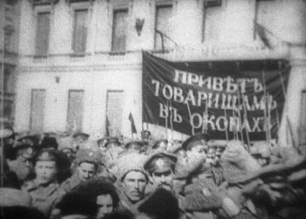 Солдаты устраивают демонстрацию против царского правительства во время февральской революции. 1917 год Солдаты устраивают демонстрацию против царского правительства во время февральской революции. 1917 год