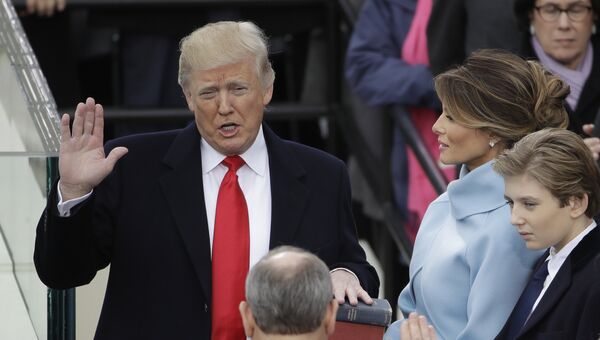 Избранный президент США Дональд Трамп во время принятия присяги. 20 января 2017 Избранный президент США Дональд Трамп во время принятия присяги. 20 января 2017