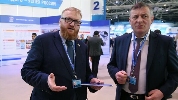 Член комитета Госдумы РФ по международным делам Виталий Милонов и генеральный директор Газпром СПГ Санкт-Петербург Сергей Густов перед началом XVI съезда партии Единая Россия в Москве Член комитета Госдумы РФ по международным делам Виталий Милонов и генеральный директор Газпром СПГ Санкт-Петербург Сергей Густов перед началом XVI съезда партии Единая Россия в Москве