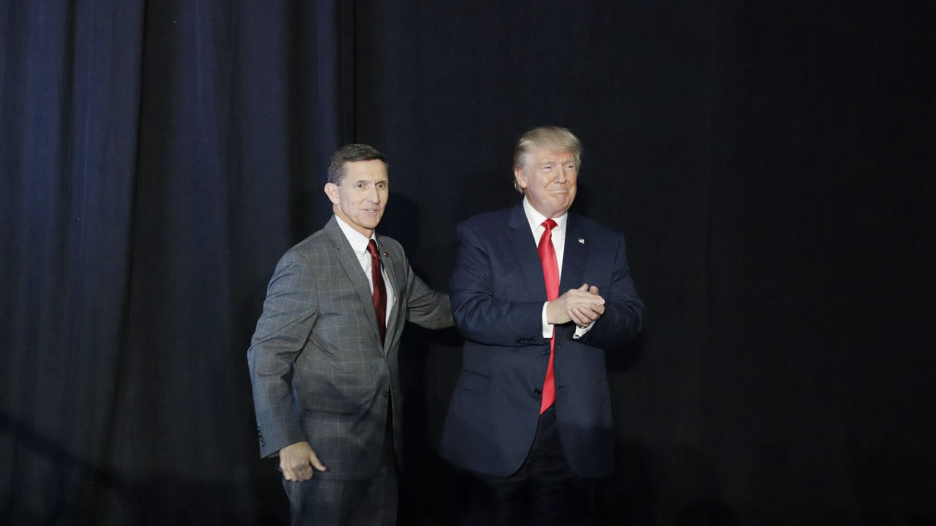 Дональд Трамп и Майкл Флинн во время предвыборной кампании. 2016 год Дональд Трамп и Майкл Флинн во время предвыборной кампании. 2016 год - РИА Новости, 1920, 26.11.2020