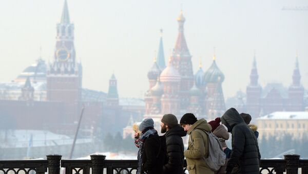 Прохожие в морозный день в Москве. Архивное фото Прохожие в морозный день в Москве. Архивное фото