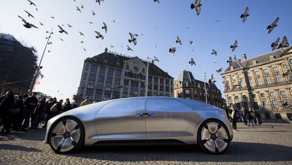 Беспилотный автомобиль Mercedes Benz F 015 на площади в Амстердаме Беспилотный автомобиль Mercedes Benz F 015 на площади в Амстердаме
