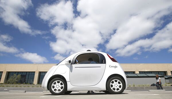 Беспилотный автомобиль Google на улице Маунтин-Вью, США Беспилотный автомобиль Google на улице Маунтин-Вью, США
