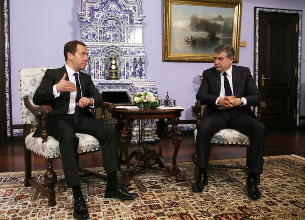 Председатель правительства РФ Дмитрий Медведев и глава правительства Армении Карен Карапетян во время встречи. 24 января 2017 Председатель правительства РФ Дмитрий Медведев и глава правительства Армении Карен Карапетян во время встречи. 24 января 2017