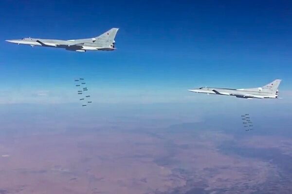Сверхзвуковые стратегические бомбардировщики-ракетоносцы ВКС РФ Ту-22М3 во время нанесения авиационного удара по объектам террористов в провинции Дейр-эз-Зор в Сирии Сверхзвуковые стратегические бомбардировщики-ракетоносцы ВКС РФ Ту-22М3 во время нанесения авиационного удара по объектам террористов в провинции Дейр-эз-Зор в Сирии