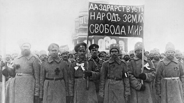 Солдаты с революционным лозунгом в февральские дни 1917 года в городе Николаевске Солдаты с революционным лозунгом в февральские дни 1917 года в городе Николаевске