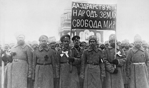 Солдаты с революционным лозунгом в февральские дни 1917 года в городе Николаевске Солдаты с революционным лозунгом в февральские дни 1917 года в городе Николаевске