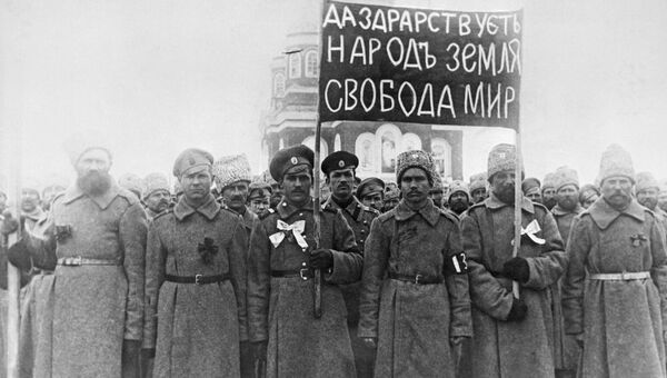 Солдаты с революционным лозунгом в февральские дни 1917 года в городе Николаевске Солдаты с революционным лозунгом в февральские дни 1917 года в городе Николаевске