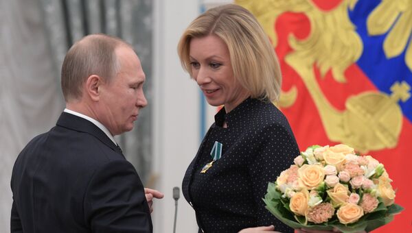 Президент РФ Владимир Путин и директор департамента информации и печати МИД РФ Мария Захарова во время церемонии вручения государственных наград. 26 января 2017 Президент РФ Владимир Путин и директор департамента информации и печати МИД РФ Мария Захарова во время церемонии вручения государственных наград. 26 января 2017