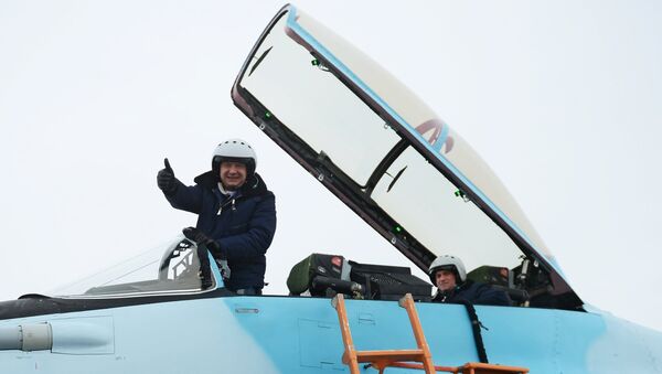 Летчик-испытатель Михаил Беляев после летной демонстрации авиационного комплекса МиГ-35 на презентации в Московской области Летчик-испытатель Михаил Беляев после летной демонстрации авиационного комплекса МиГ-35 на презентации в Московской области