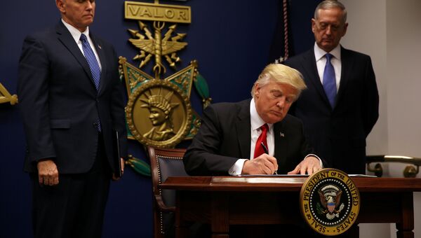 Президент США Дональд Трамп подписывает указ о мерах по предупреждению въезда террористов в США, 27 января 2017 Президент США Дональд Трамп подписывает указ о мерах по предупреждению въезда террористов в США, 27 января 2017