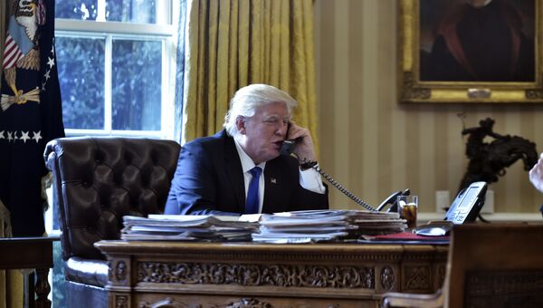 Президент США Дональд Трамп во время телефонного разговора с президентом России Владимиром Путиным, 28 января 2017 Президент США Дональд Трамп во время телефонного разговора с президентом России Владимиром Путиным, 28 января 2017