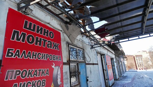 Станция технического обслуживания, пострадавшая от обстрела, в Донецке Станция технического обслуживания, пострадавшая от обстрела, в Донецке
