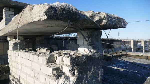Поврежденная крыша 9-ти этажного жилого здания по улице Куйбышева в Донецке, пострадавшая в результате обстрела украинскими силовиками Поврежденная крыша 9-ти этажного жилого здания по улице Куйбышева в Донецке, пострадавшая в результате обстрела украинскими силовиками