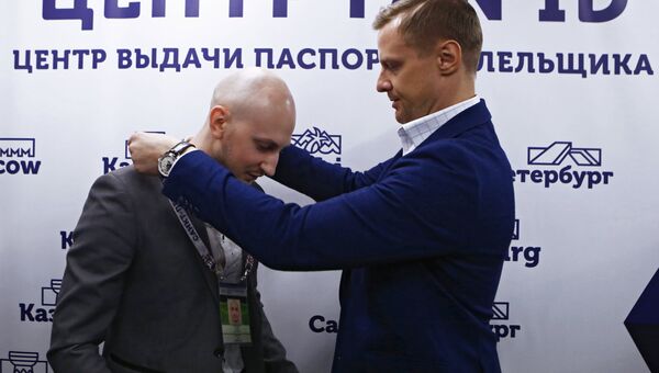 Бывший вратарь футбольного клуба Зенит Вячеслав Малафеев в центре выдачи паспортов болельщиков в Санкт-Петербурге Бывший вратарь футбольного клуба Зенит Вячеслав Малафеев в центре выдачи паспортов болельщиков в Санкт-Петербурге