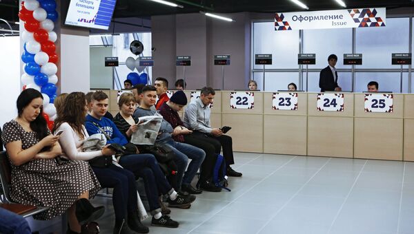 Посетители в центре выдачи паспортов болельщиков Кубка конфедераций FIFA 2017 в Санкт-Петербурге Посетители в центре выдачи паспортов болельщиков Кубка конфедераций FIFA 2017 в Санкт-Петербурге
